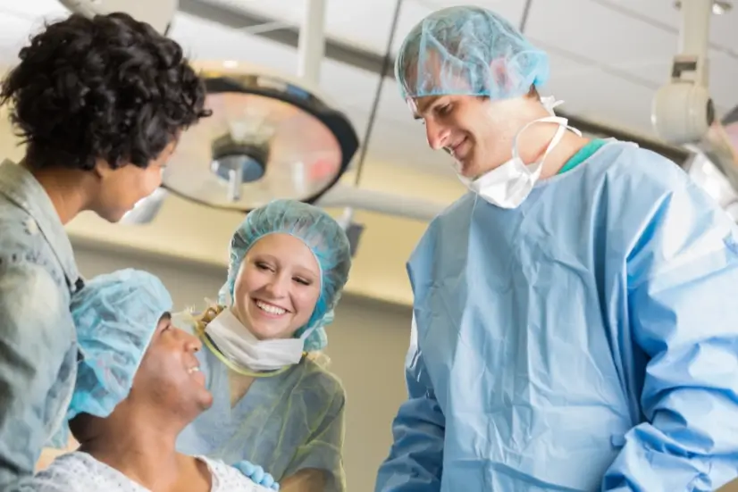 Aerzte und Patientin vor OP